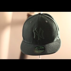 NEW ERA GREEN 7 1/4 FITTED CAP | 8/10 | 100% AUTHENTIC | GREEN BOTTOM | OFFER |